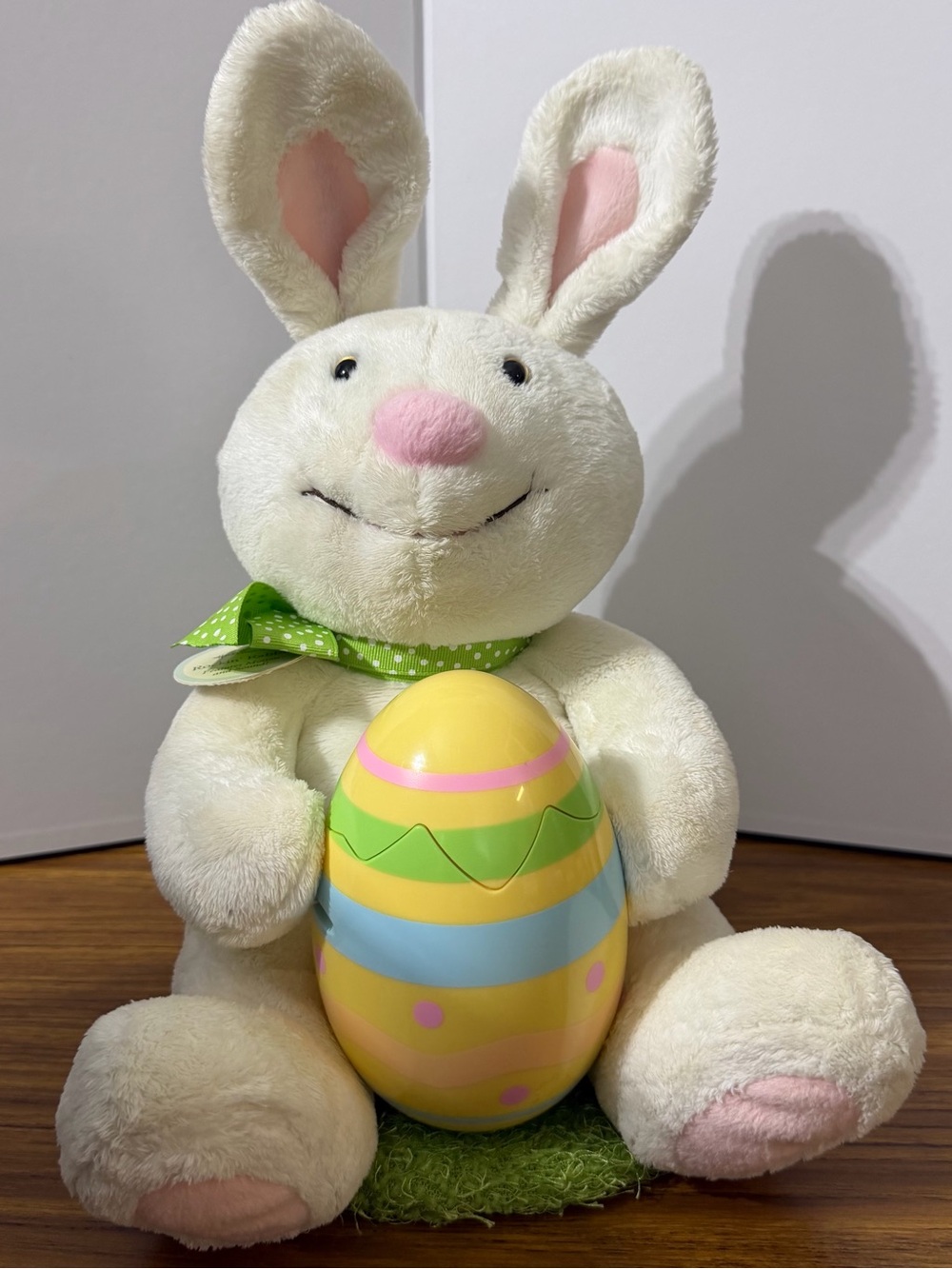 Vintage 2006 Hallmark Rockin’ Rabbit Easter Bunny Plush Musical Untested
